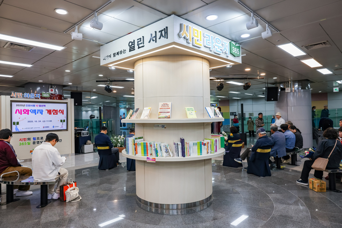 시민들이 시민라운지365에 머무르며 책을 읽거나 휴식을 취하고 있다. ( 사진 = 인천교통공사 제공 )