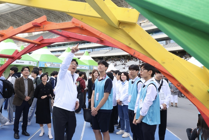 도성훈 인천시교육감이 최근 인천아시아드주경기장에서 열린 '인천과학대제전·인천수학축전'에서 학생들과 소통하고 있다. (사진=인천시교육청 제공)