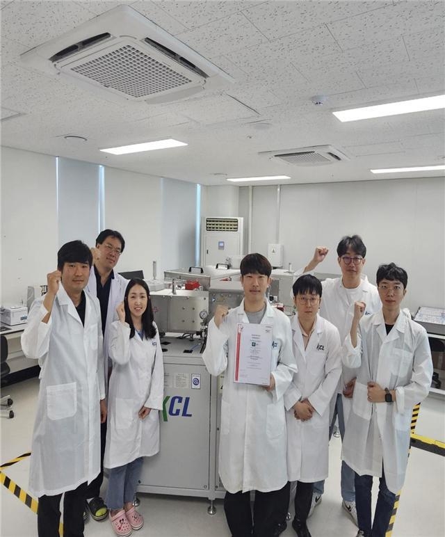 최근 바이오플라스틱 지원센터 구축사업 연구장비 및 수행기관 연구원이 최초 인증서를 발급받은 뒤 기념사진을 촬영하고 있다. ( 사진=인천시 제공  )
