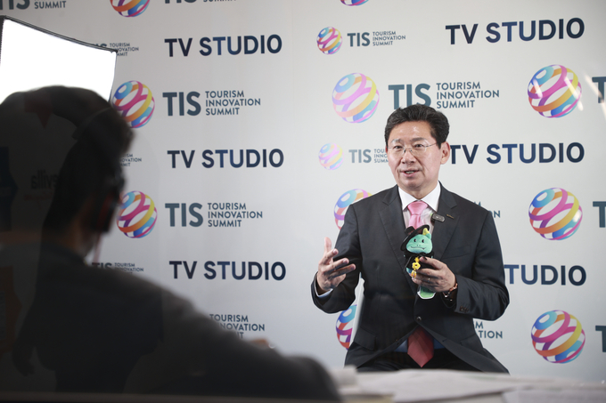 이상일 용인시장이 스페인 세비야 피베스(FIBES)에서 열린 '관광 혁신 서밋(Tourism Innovation Summit)2025'에서 인터뷰를 진행하고 있다. (사진=용인시 제공)