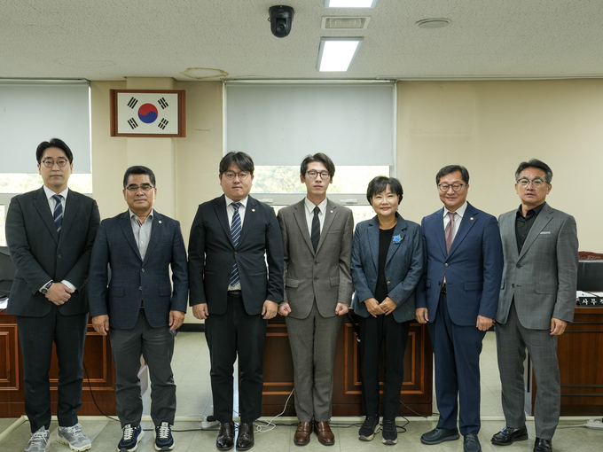 이동훈(가운데) 안양시의회 총무경제위원장과 위원들이 '안양시 청년친화도시 조성에 관한 조례안'이 본회의를 통과한 뒤 기념촬영을 하고 있다. (사진=안양시의회 제공)