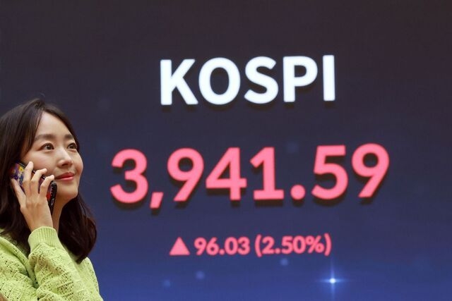 24일 서울 영등포구 여의도 한국거래소 홍보관에 코스피 종가가 표시돼 있다. (사진=연합뉴스 제공)