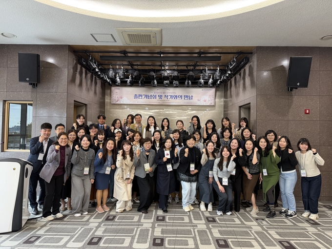  경기도교육청남부연수원이 지난 25일 '2025 출판 플랫폼 활용 원격직무연수'를 마치고 ‘'출판기념회 및 작가와의 만남'을 진행했다. (사진=경기도교육청남부연수원 제공)