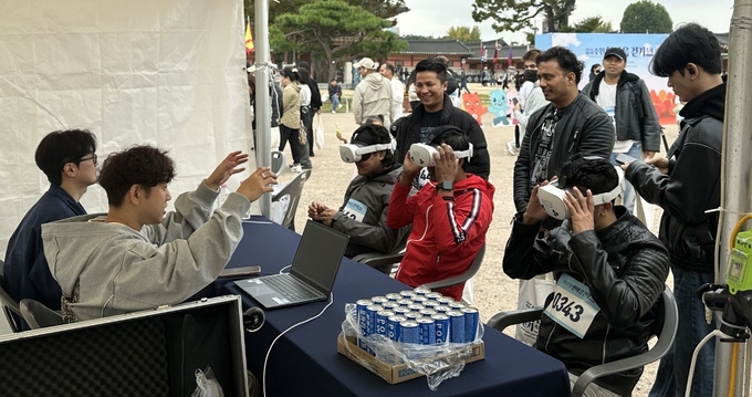 안전보건공단 경기지역본부가 산업재해 예방을 주제로 수원과 화성에서 체험형 안전 캠페인을 열고 시민과 외국인 노동자들을 대상으로 안전문화 확산 활동을 진행했다. (사진=안전보건공단 제공)