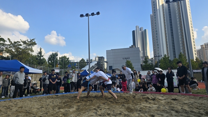 25일 용인시 신봉동나눔축제에서 진행된 '길거리 씨름 한 판'에서 여자부 경기가 펼쳐지고 있다. (사진=대한씨름협회 제공)