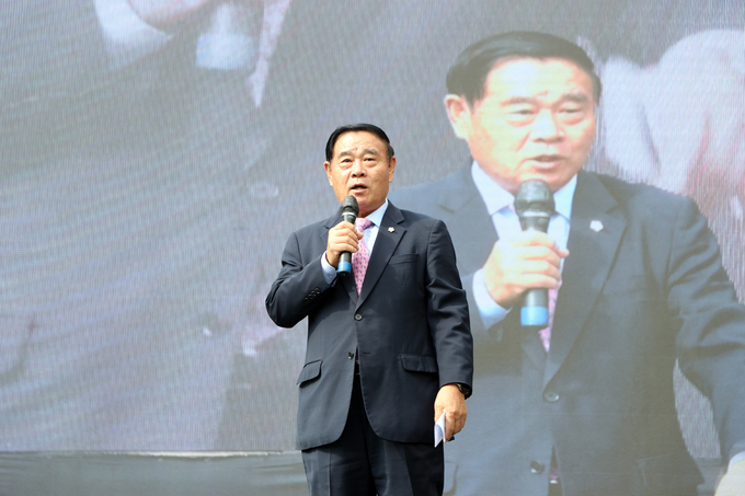 제1회 수원천 축제에서 이재식 수원시의회 의장이 축사를 하고 잇다. (사진=수원시의희 제공)