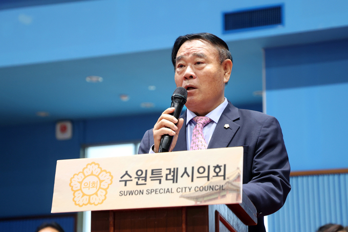 장애인탁구대회에서 이재식 수원시의회 의장이 격려사를 하고 있다. (사진=수워시의회 제공)
