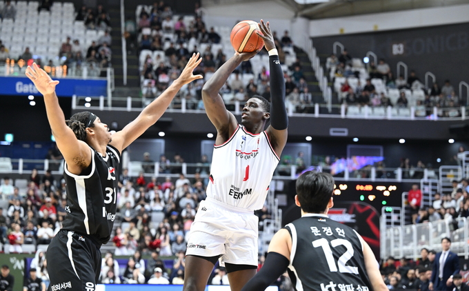 26일 수원 KT 소닉붐 아레나에서 열린 2025-2026 LG전자 프로농구 안양 정관장과 수원 KT의 경기. 정관장 조니 오브라이언트가 슛을 쏘고 있다. (사진=KBL 제공) 