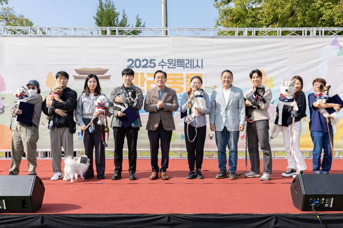  지난 25일 이재준 수원시장이 서호잔디광장에서 열린 '2025년 반려동물 한마음 축제'에 참석하고 있다. (사진=수원시 제공)