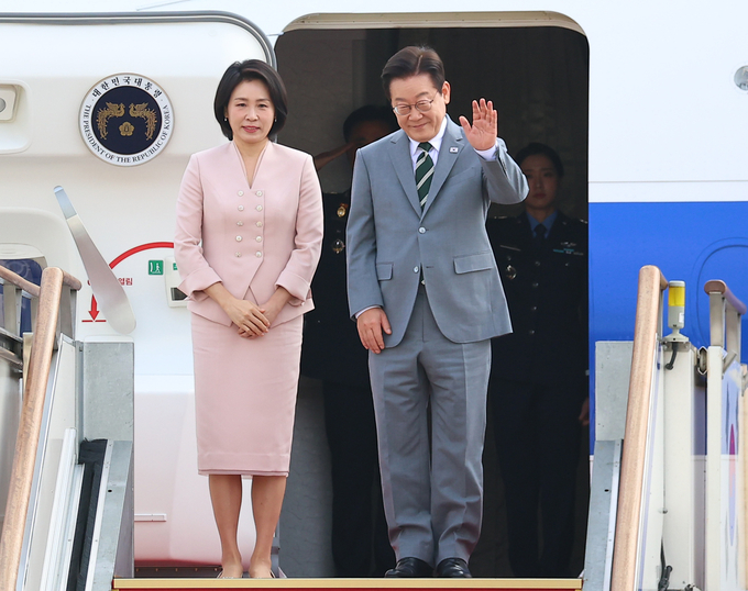 말레이시아 아세안 정상회의 참석차 출국하는 이재명 대통령과 김혜경 여사가 26일 성남 서울공항 공군 1호기에서 환송객에게 인사하고 있다. (사진=연합뉴스)