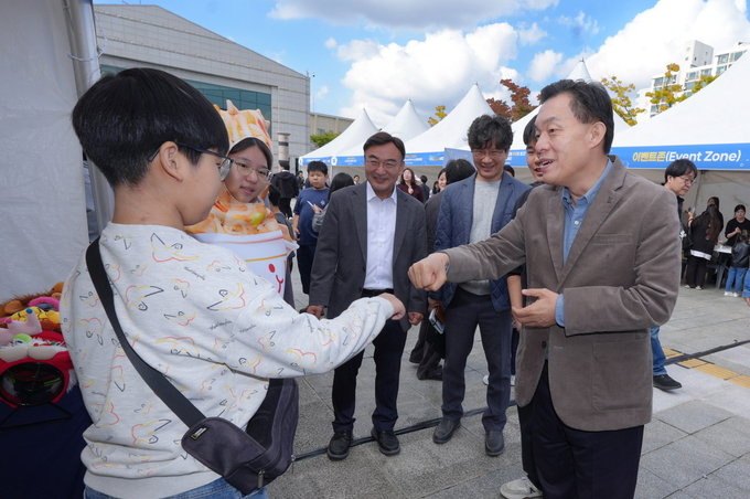  지난 25일 이재준 수원시장이  '2025 수원시 청소년대축제'에 참가해 청소년을 격려하고 있다. (사진=수원시 제공)