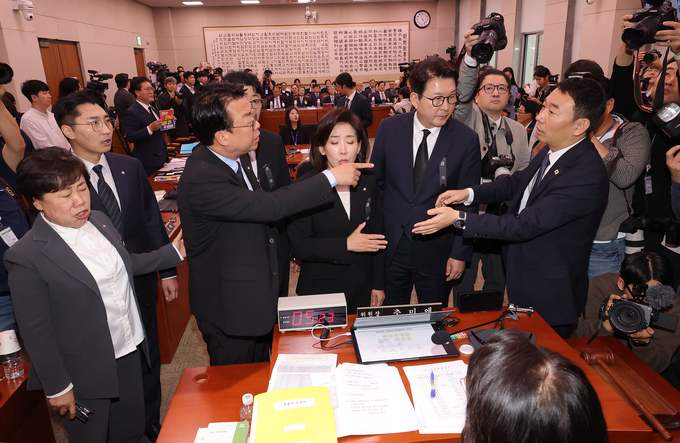 지난 13일 국회에서 열린 대법원 등에 대한 법제사법위원회 국정감사에서 국민의힘 의원들이 추미애 법사위원장에게 조희대 대법원장 이석을 요구하고 있다. (사진=연합뉴스)