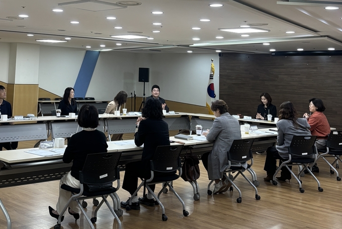  수원교육지원청이 지난 24일 경기도교육복지종합센터 소강당에서 '급식실 개선협의회'를 개최했다. (사진=수원교육지원청 제공)
