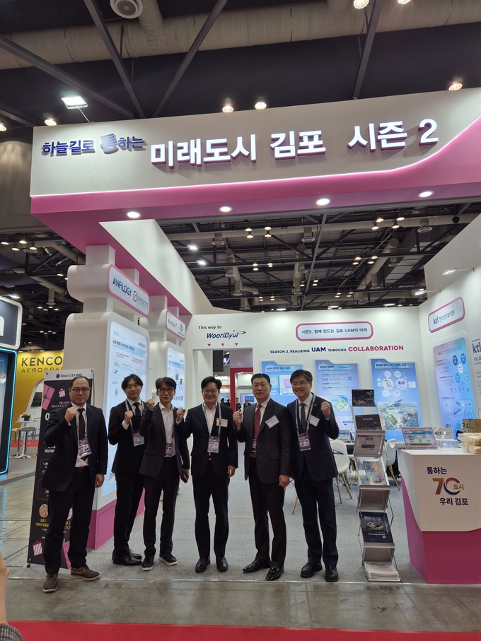서울 국제 항공우주 및 방위산업 전시회(Seoul ADEX)에서 김포시와 공동참가한 관내 기업 대표들과 김병수 시장이 기념사진을 찍고 있다. (사진=김포시 제공)