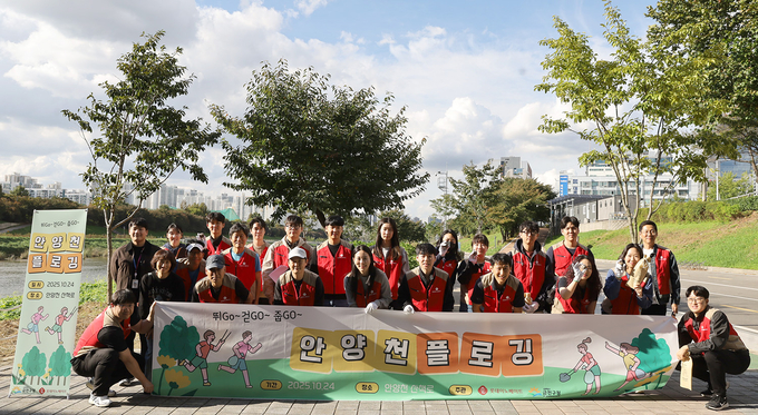 지난 24일 안양천 일대 플로깅에 참여한 롯데이노베이트 임직원들이 기념사진을 촬영하고 있다. (사진=롯데이노베이트 제공)