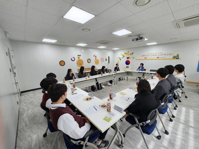 서은경 교육장이 중등교사를 희망하는 진건고등학교 학생들과 대화를 나누고 있다. (사진=구리남양주교육지원청 제공)