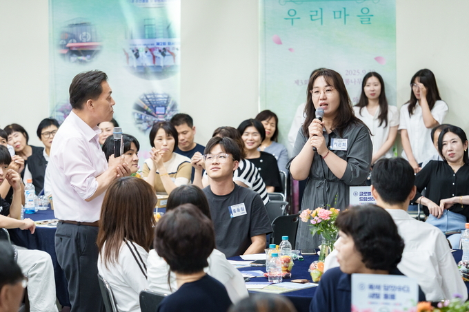 이재준 시장이 화서1동 새빛만남에서 시민의 목소리를 듣고 있다. (사진=수원시 제공)