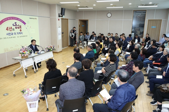 이동환 고양시장이 취임이후 시민과 소통을 위한 행정을 이어 가고 있는 가운데 이동시장실에서 시민들과 대화하고 있다. (사진=고양시 제공)<br>
 