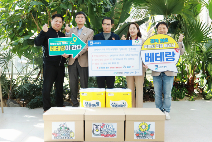 지난 22일 새빛민원실 관계자들이 A씨에게 생필품을 전달하고 있다. (사진=수원시 제공)