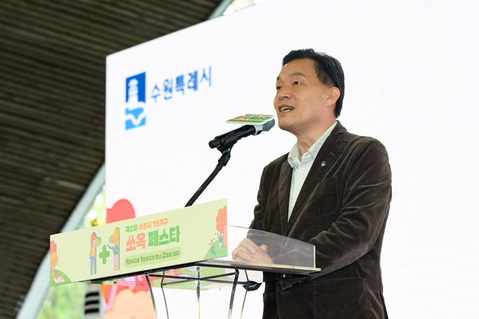 지난 26일 제2회 수원시 1인 가구 쏘옥(SsOcC) 페스타에 함께한 이재준 수원시장이 발언하고 있다. (사진=수원시 제공)