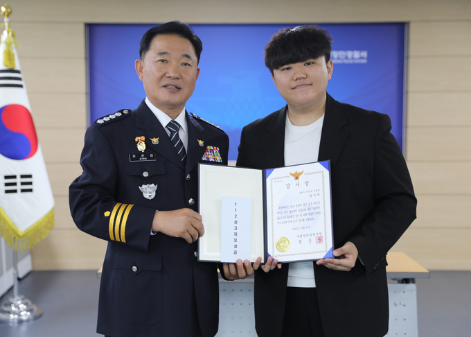 27일 함석희 씨(오른쪽)와 정준엽 수원장안경찰서장이 함께하고 있다. (사진=수원장안경찰서 제공)
