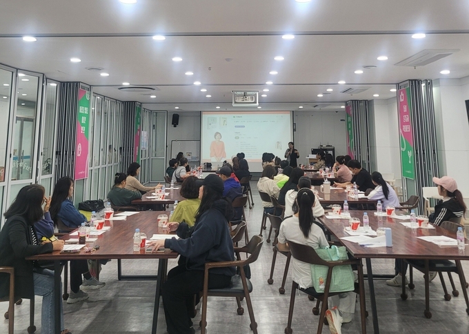 지난 16일 군포시가 공익활동지원센터에서 드림스타트 서비스 이용 아동의 양육자를 대상으로 부모교육을 실시했다. (사진=군포시 제공)