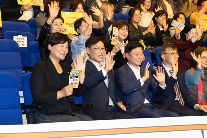 2025 공정무역 포트나잇 행사에서 기념사진을 찍고 있는 김병전 의장. (사진=부천시의회 제공)