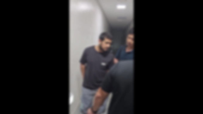  테러단체에 금품을 지원한 우즈베키스탄 A씨가 경기남부경찰청에 검거되는 모습. (사진=경기남부경찰청 제공)