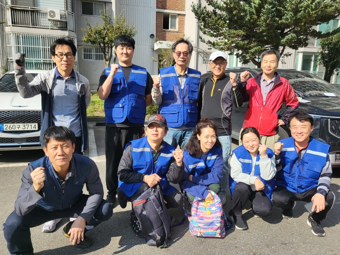 도배기능상 수료생으로 구성된 '광명 어벤져스' 봉사단이 하안2동 독거 어르신 가정을 대상으로 도배 봉사를 실시해 기념사진을 촬영하고 있다. (사진=광명시 제공)