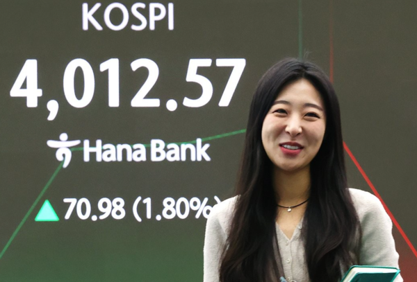 코스피가 사상 처음으로 4000선을 돌파한 2025년 10월 27일 서울 중구 하나은행 딜링룸에서 직원이 업무를 보고 있다. 이날 코스피는 전장보다 58.20포인트(1.48%) 오른 3,999.79로 출발해 상승폭을 키우다 사상 처음으로 4000선을 돌파했다. (사진=연합뉴스 제공)