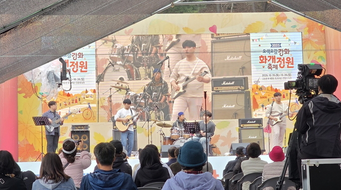 최근 화개정원에서 열린 축제에서 지역 예술인이 노래 공연을 펼치고 있다. ( 사진=강화군 제공 ) 