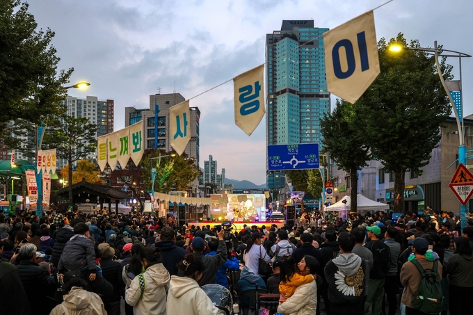 양평군은 지난 26일 '2025 양평물들임 테라스 축제'를 성황리에 개최했다. (사진=양평군 제공)