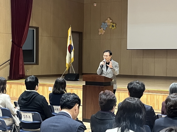  27일 임태희 경기도교육감이 부천 신도초등학교에서 열린 '2025년 학교 시설개방 활성화 학교장 연수'에서 발언하고 있다. (사진=안규용 기자)
