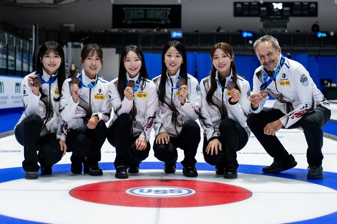 27일(한국시간) 미국 미네소타 버지니아에서 열린 '2025 범대륙컬링선수권' 여자부에서 동메달을 획득한 경기도청 '5G' 선수단. (사진=대한컬링연맹 제공)