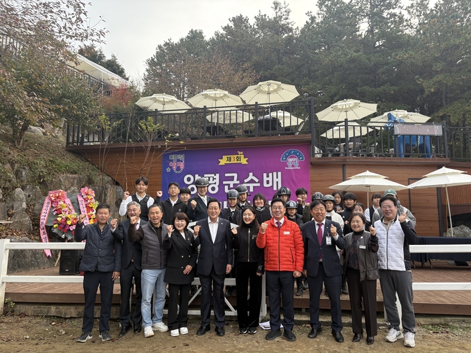 26일 양평군 골든쌔들 승마클럽에서 열린 '제3회 양평군수배 승마대회' 입상자와 관계자들이 기념사진을 찍고 있다. (사진=골든쌔들 승마클럽 제공)