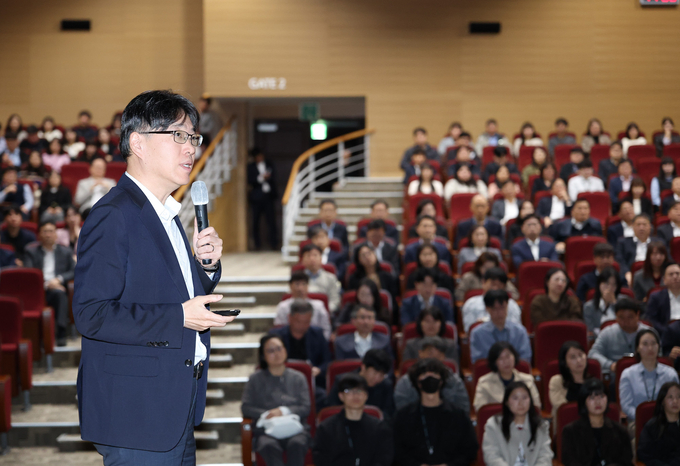 서용석 카이스트(KAIST) 교수가 ‘AI 대전환! 국세청이 갖춰야 할 미래 역량과 혁신’을 주제로 강의하고 있다. (사진=국세청 제공)