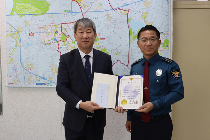 시흥경찰서는 지난 27일 전화금융사기(보이스피싱) 범죄예방에 기여한 한 택시 기사에게 표창장과 검거보상금을 전달했다. (사진=시흥경찰서 제공)