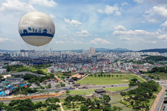 수원화성 창룡문에서 바라본 수원시 전경. (사진=수원시 제공)
