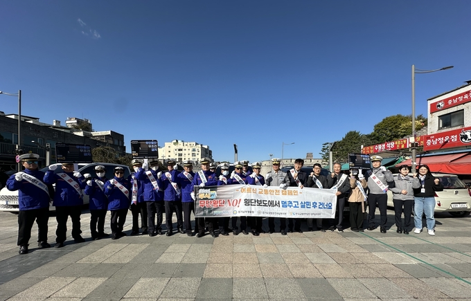  한국교통안전공단 경기남부본부가 지난 27일 경기남부 관내 4개 전통시장에서 '오늘도 무사고' 캠페인을 진행했다. (사진=한국교통안전공단 경기남부본부 제공)