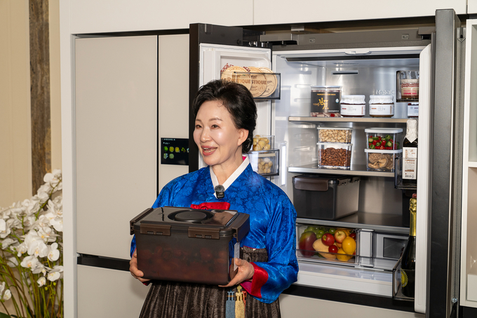 지난 27일 열린 라 리스트에서 이하연 명인이 냉장고 기능을 소개하고 있다. (사진=삼성전자 제공)
