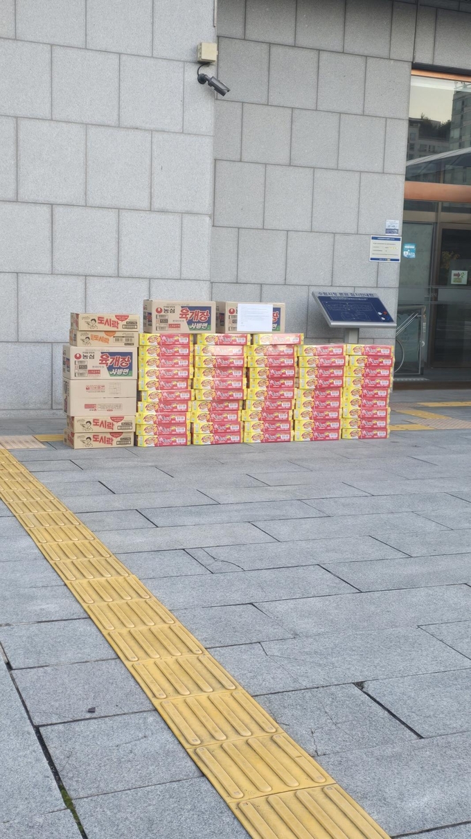 지난 27일 새벽 익명의 기부자가 놓고 떠난 컵라면 상자. (사진=수원시 제공)
