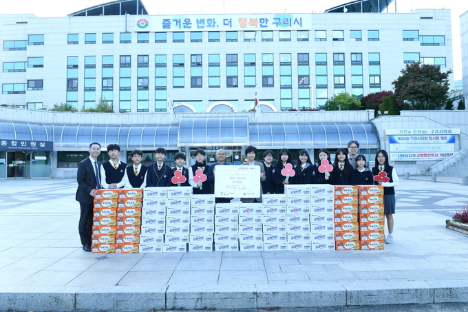 서울삼육중학교 리더십 아카데미 학생들이 같은 지역인 구리시 어려운 이웃을 위해 라면 100상자를 전달했다. (사진=구리시 제공)