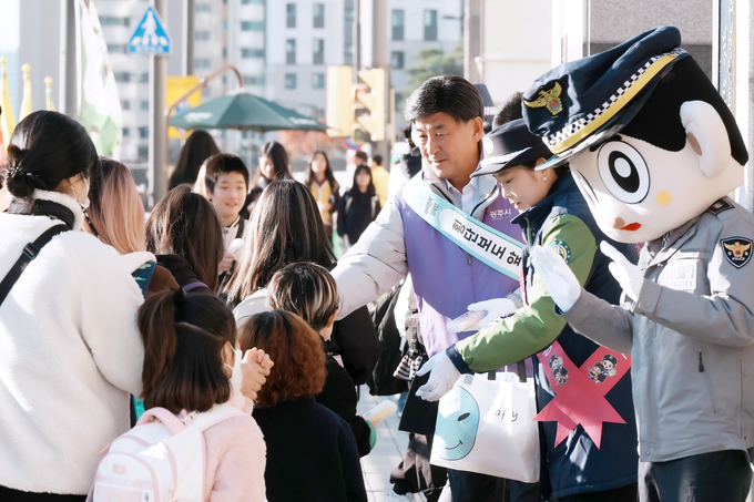 방새환 광주시장이 어린이 교통사고 예방 위한 ‘학교 순회 교통안전 캠페인에 참여하고 있다. (사진=광주시 제공)