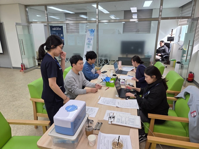 지난 23일 군포시산업진흥원이 당정동 군포소공인특화지원센터 2층 회의실에서 직원 대상 건강검진은 진행했다. (사진=군포산업진흥원 제공)