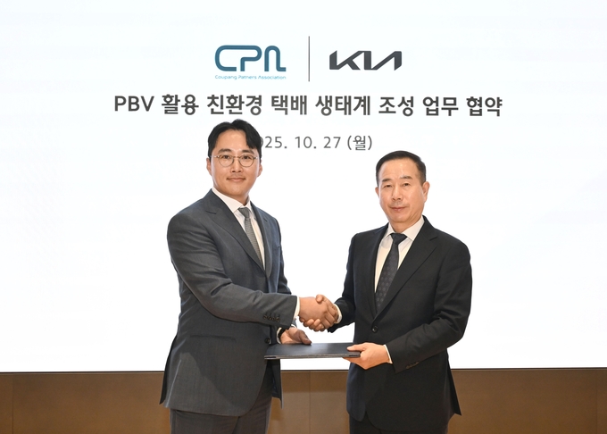 지난 27일 신호룡 쿠팡파트너스연합회 회장(왼쪽)과 정원정 기아 국내사업본부장 부사장(오른쪽)이 협약식에서 기념 촬영하고 있다. (사진=현대차·기아 제공)