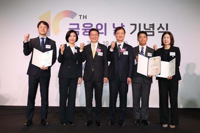 28일 오전 서울 영등포구 한국경제인협회 본부(FKI빌딩)에서 열린 제10회 금융의 날을 맞아 국무총리 표창 등 3개 영역에서 수상한 이은미 토스뱅크 대표와 임직원을 비롯해 이억원 금융위원장, 이찬진 금융감독원장이 기념촬영을 하고 있다. 왼쪽부터 조원형 전세대출스쿼드 리더, 이은미 토스뱅크 대표, 이억원 금융위원장, 이찬진 금융감독원장, 최승락 금융소비자보호총괄책임자, 황현정 고객자산총괄책임자. (사진=토스뱅크 제공)
