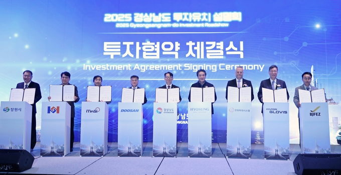 부산신항 복합물류센터 구축을 위한 MOU 체결식에서 이규복 현대글로비스 대표이사(오른쪽에서 두번째)를 포함한 관계자들이 기념 촬영을 하고 있다. (사진=현대글로비스 제공)