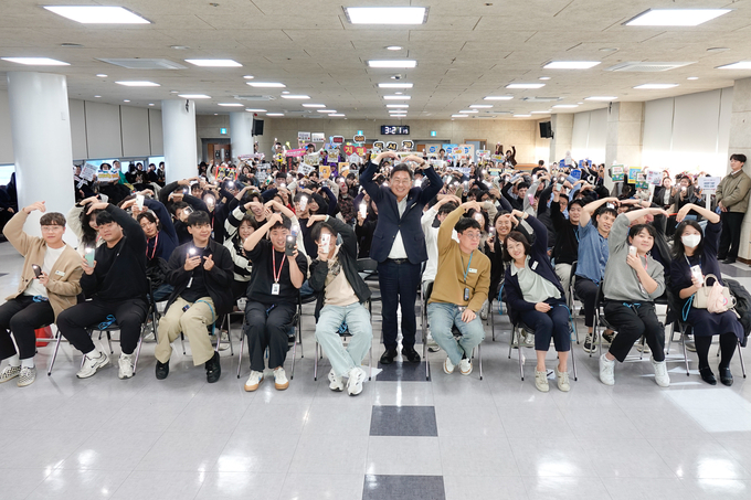 양평군 직원들이  '2025년 도전! 청렴골든벨' 행사 전 기념촬영을 하고 있다. (사진=양평군 제공)