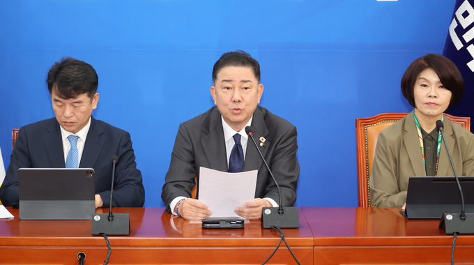 김병기 더불어민주당 원내대표가 28일 국회에서 열린 국정감사 대책회의에서 발언하고 있다. 오른쪽은 한정애 정책위의장, 왼쪽은 문진석 원내운영수석부대표. (사진=연합뉴스)