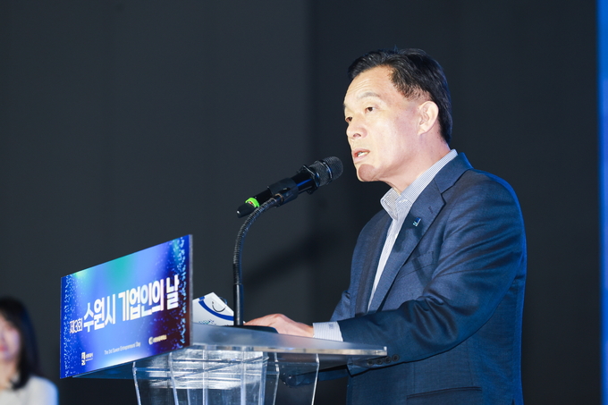 28일 제3회 수원시 기업인의 날에 참석한 이재준 수원시장이 발언하고 있다. (사진=수원시 제공)